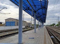 Вражеские атаки по железной дороге: на Харьковщине обломки дрона упали на пути
