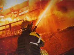 Российский обстрел поселка в Харьковской области вызвал масштабный пожар: пострадали два человека