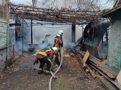 Спасатели показали кадры тушения двух пожаров на Изюмщине: какие причины возгораний