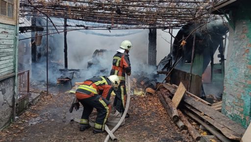 Спасатели показали кадры тушения двух пожаров на Изюмщине: какие причины возгораний