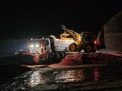 Дорожники показали, как боролись с первым снегопадом в Харьковской области