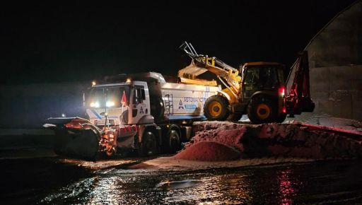 Дорожники показали, как боролись с первым снегопадом в Харьковской области