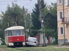 У Харкові авто влетіло у трамвай: фото з місця ДТП