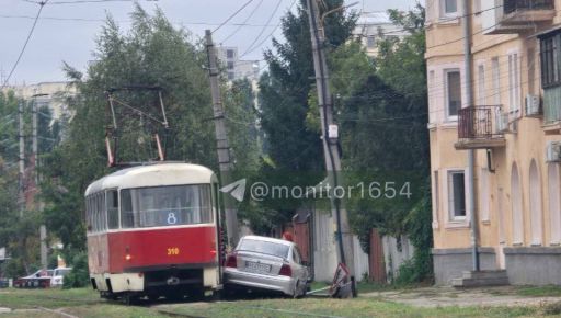 У Харкові авто влетіло у трамвай: фото з місця ДТП