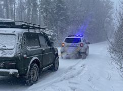 В Харьковской области полицейские вытащили несколько авто из сугробов (ФОТОФАКТ)
