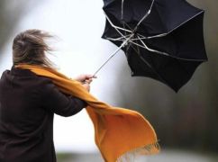 Буревій знеструмив райони та зупинив метро: що відомо про наслідки на Харківщині