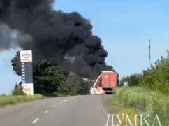 На Харьковщине враг второй раз обстрелял грузовики Салтовского мясокомбината: первые кадры с места