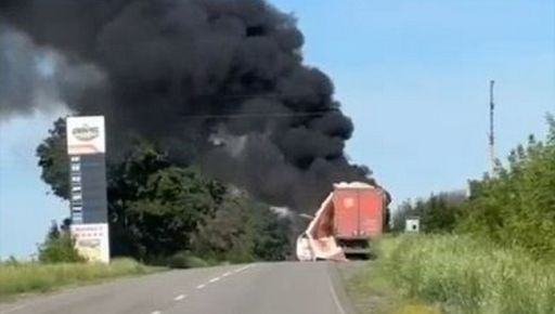 На Харьковщине враг второй раз обстрелял грузовики Салтовского мясокомбината: первые кадры с места