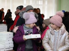 Полтысячи учеников и учителей уничтоженного россиянами Лозовского лицея получили iPad
