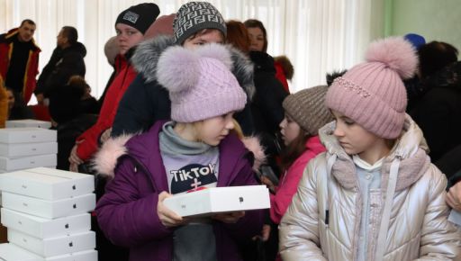 Півтисячі учнів та учителів знищеного росіянами Лозівського ліцею отримали iPad 