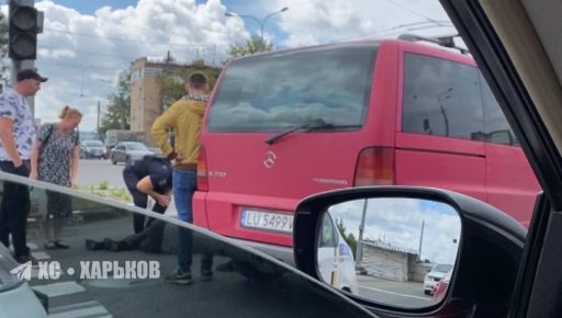 На проспекте Гагарина в Харькове микроавтобус сбил пешехода - соцсети