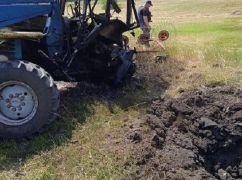 На Харьковщине посреди поля на взрывчатке подорвался трактор: ужасные фото