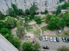 У Харкові поліцейські врятували дитину, яка стояла на підвіконні 12 поверху