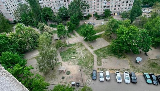 В Харькове полицейские спасли ребенка, который стоял на подоконнике 12 этажа