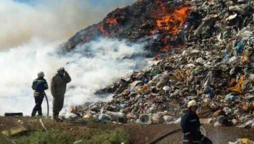 На Харківщині третій день горить звалище: У диму велике місто