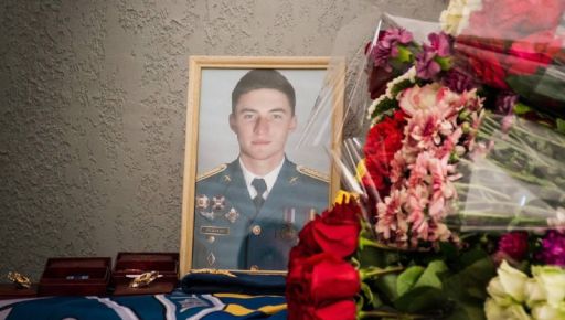В Харькове установили мемориальную доску погибшему летчику-истребителю