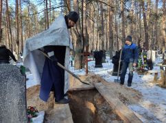 В Ізюмі розпочалося перезахоронення тіл з масового поховання (ФОТОРЕПОРТАЖ)