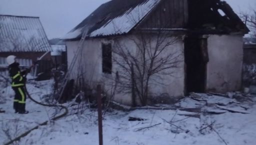 Спасатели показали, как тушили горящую летнюю кухню на Харьковщине