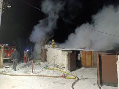 На Харківщині автівка загорілася в гаражі: кадри з місця