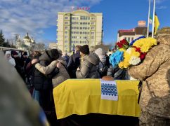 Оборонял Дебальцево: в Ровно похоронили воина, погибшего на Харьковщине