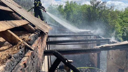 На Харківщині горів будинок: Постраждали троє людей