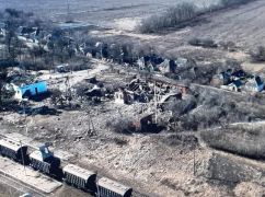 Окупанти з ночі артилерією, вертольотами та КАБами нищать селище на Харківщині: Що відомо