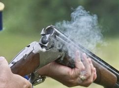 Ссора из-за ремонта крыши закончилась убийством: на Харьковщине мужчина расстрелял соседей