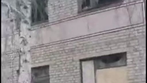 Оккупанты повредили здание энергетиков в Боровой: Видео с места