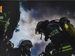 Вражеские дроны ударили по Лозовой: спасатели тушили пожар на предприятии