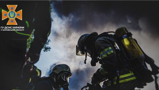 Ворожі дрони вдарили по Лозовій: рятувальники гасили пожежу на підприємстві