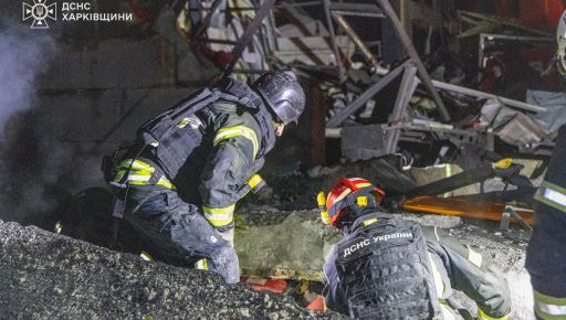 ДСНС на місці обстрілу на Харківщині врятувала 30 людей: кадри з місця