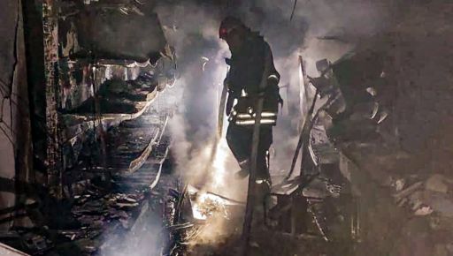 ГСЧС показала масштабный пожар, возникший после российского удара по Харьковщине: кадры с места