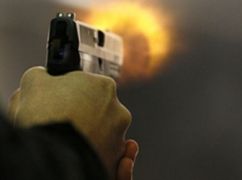 В Харьковской области пьяный мужчина пытался застрелить знакомого в гараже