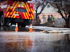 Бойцы ГСЧС рассказали, как спасти дом от подтопления в Харьковской области