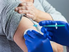 Стало известно, сколько людей планируют вакцинировать против зимних инфекций в Харьковской области