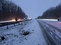 Российские дроны ударили по трассе М-03 в Харьковской области: кадры ликвидации последствий