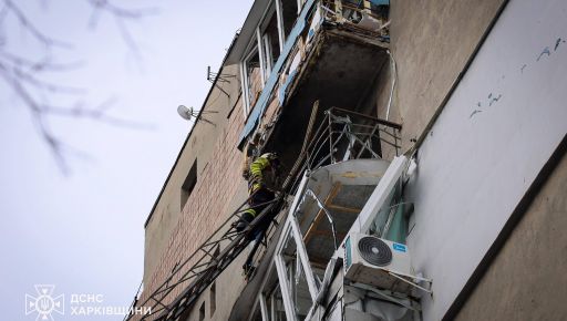 Появились фото с места попадания БПДА в девятиэтажку в Харькове