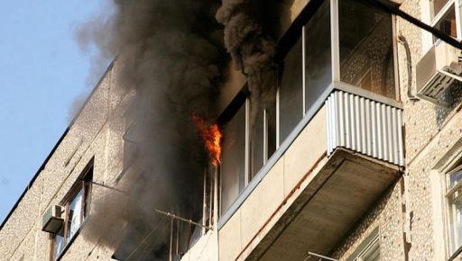 В Харькове на балконе в многоэтажке загорелись вещи: Пожарные спасли пенсионера