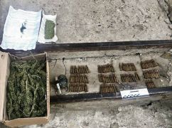 На Харьковщине дома у рецидивиста нашли коробку наркотиков и боеприпасы