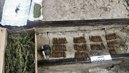 На Харківщині вдома у рецидивіста знайшли коробку наркотиків і боєприпаси