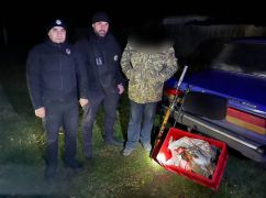 Поліція Харківщини забрала у браконьєрів рушницю з приладом нічного бачення та застрелену дичину