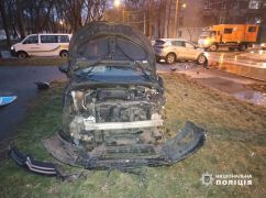 В Харькове две машины разбились на "зебре" и вылетели на тротуар: Есть пострадавшие