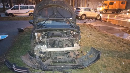 В Харькове две машины разбились на "зебре" и вылетели на тротуар: Есть пострадавшие