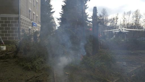 Загарбники обстріляли головний корпус аерокосмічного університету "ХАІ" в Харкові: кадри з місця