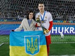 Футболист из Харьковской области показал трофей Клубного чемпионата мира, который выиграла его команда