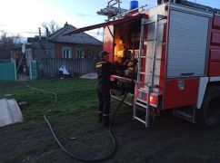 На Харківщині горів приватний будинок: кадри ліквідації пожежі