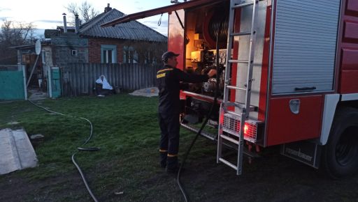 В Харьковской области горел частный дом: кадры ликвидации пожара