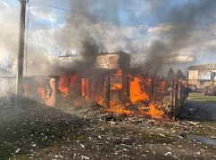 На Купʼянщині росіяни вполювали авто та гараж: кадри з місця