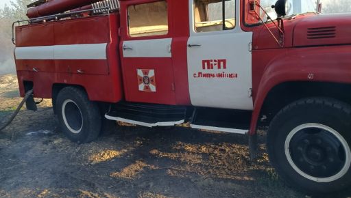 На Харьковщине выгорел почти гектар сухостоя: кадры пожара