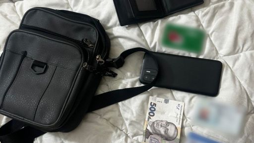 У Харкові двоє чоловіків пограбували перехожого